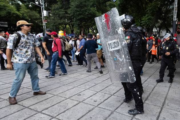 August 17, 2025, Mexico City, Mexico: The Mexico for Palestine march, convened by the Interuniversity and Popular Assembly, began at the Angel of Independence and headed toward the Chamber of Deputies to highlight the violence in Gaza and the West Bank and demand the severance of diplomatic and economic relations with Israel. During the event, clashes broke out between protesters and the police. Mexico City Mexico - ZUMAl178 20250817_znp_l178_024 Copyright: xCristianxLeyvax