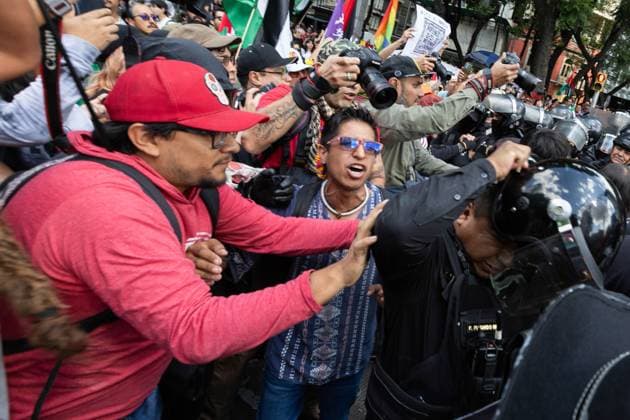 August 17, 2025, Mexico City, Mexico: The Mexico for Palestine march, convened by the Interuniversity and Popular Assembly, began at the Angel of Independence and headed toward the Chamber of Deputies to highlight the violence in Gaza and the West Bank and demand the severance of diplomatic and economic relations with Israel. During the event, clashes broke out between protesters and the police. Mexico City Mexico - ZUMAl178 20250817_znp_l178_028 Copyright: xCristianxLeyvax
