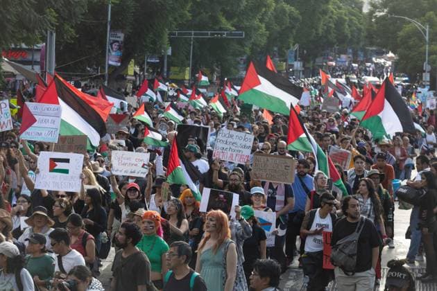 August 17, 2025, Mexico City, Mexico: The Mexico for Palestine march, convened by the Interuniversity and Popular Assembly, began at the Angel of Independence and headed toward the Chamber of Deputies to highlight the violence in Gaza and the West Bank and demand the severance of diplomatic and economic relations with Israel. During the event, clashes broke out between protesters and the police. Mexico City Mexico - ZUMAl178 20250817_znp_l178_039 Copyright: xCristianxLeyvax