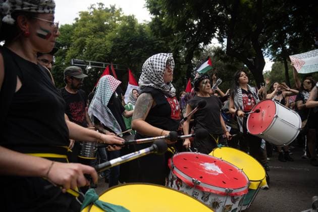 Protest To Demand Stop Genocide In Gaza Women join during the Mexico x Gaza rally at to demand stop genocide and the entry food and medicine into the Gaza Strip, as well as the severance of diplomatic relations between the Mexican government and Israel at Reforma Avenue. on August 17, 2025 in Mexico City, Mexico. (Photo by Marco Gonzalez Eyepix Group) Copyright: xMarcoxGonzalez xEyepixxGroupx MTG_17082025_165905