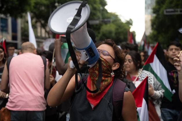 Protest To Demand Stop Genocide In Gaza A woman joins during the Mexico x Gaza rally at to demand stop genocide and the entry food and medicine into the Gaza Strip, as well as the severance of diplomatic relations between the Mexican government and Israel at Reforma Avenue. on August 17, 2025 in Mexico City, Mexico. (Photo by Marco Gonzalez Eyepix Group) Copyright: xMarcoxGonzalez xEyepixxGroupx MTG_17082025_165907