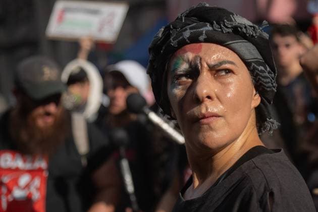 Protest To Demand Stop Genocide In Gaza A woman joins during the Mexico x Gaza rally at to demand stop genocide and the entry food and medicine into the Gaza Strip, as well as the severance of diplomatic relations between the Mexican government and Israel at Reforma Avenue. on August 17, 2025 in Mexico City, Mexico. (Photo by Marco Gonzalez Eyepix Group) Copyright: xMarcoxGonzalez xEyepixxGroupx MTG_17082025_165909