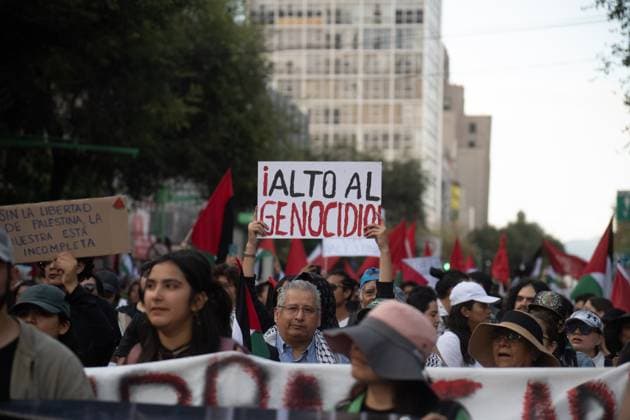 Hundreds of people join during the Mexico x Gaza rally at to demand stop genocide and the entry food and medicine into the Gaza Strip, as well as the severance of diplomatic relations between the Mexican government and Israel at Reforma Avenue. on August 17, 2025 in Mexico City, Mexico. Mexico City Mexico - ZUMAe321 20250817_zia_e321_002 Copyright: xMarcoxGonzalezx