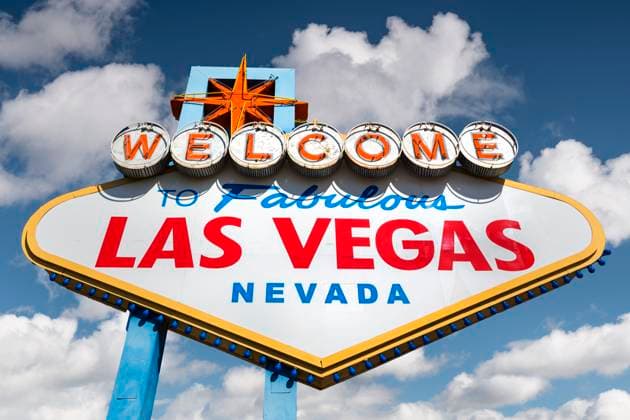 Las Vegas Nevada welcome sign road marker in iconic travel destination United States, Nevada, Las Vegas R_KSWG250816-1807444-01