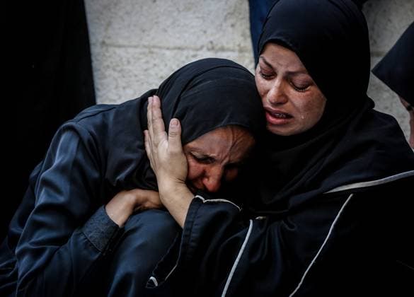 Israeli attacks on Gaza continue GAZA CITY, GAZA - AUGUST 18: Relatives of the Palestinians, who died as a result of the Israeli army targeted Palestinians waiting for humanitarian aid in Zikim area mourn as the dead bodies were taken from the al-Shifa Hospital for burial in Gaza City, Gaza on August 18, 2025. It has been reported that there have been deaths and injuries as a result of the Israeli army s attack on Palestinians waiting for aid in the Zikim area. Saeed M. M. T. Jaras Anadolu Gaza City Gaza. Editorial use only. Please get in touch for any other usage.  Copyright: x2025xAnadoluxSaeedxM.xM.xT.xJarasx