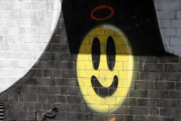 Graffiti, gelber Smiley am Bahnhof in Niederschelden, Niederschelderhuette (Niederschelderhütte) Graffiti am 18.08.2025 in Mudersbach Deutschland. *** Graffiti, yellow smiley at the train station in Niederschelden, Niederschelderhuette Niederschelderhütte Graffiti on 18 08 2025 in Mudersbach Germany