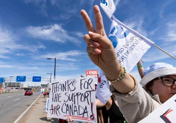 August 18, 2025, Dorval, Pq, CANADA: Air Canada flight attendants and supporters picket outside Montreal-Pierre Elliott Trudeau International Airport in Dorval, Que., on Monday, Aug. 18, 2025. Dorval CANADA  - ZUMAc35_ 20250818_zaf_c35_027 Copyright: xChristinnexMuschix