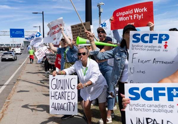 August 18, 2025, Dorval, Pq, CANADA: Air Canada flight attendants and supporters picket outside Montreal-Pierre Elliott Trudeau International Airport in Dorval, Que., on Monday, Aug. 18, 2025. Dorval CANADA  - ZUMAc35_ 20250818_zaf_c35_028 Copyright: xChristinnexMuschix