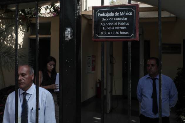 Peruvians with tickets to Mexico line up at the Mexican Embassy in Lima following announcement of visa requirement LIMA, PERU - APRIL 10: A group of Peruvian people line up outside the Mexican embassy to receive information about the new visa requirement for Peruvian citizens on April 10, 2024, in Lima, Peru. The Mexican government has stipulated that starting from April 20, Peruvians wishing to enter Mexican territory must present a visa. The announcement comes amid diplomatic tensions between both countries that have been ongoing for months. In response to the new situation, dozens of Peruvians with purchased tickets are daily gathering at the gates of the Mexican embassy for their cases to be evaluated by Mexican authorities. Lima Peru.  Copyright: x2025xAnadoluxKlebherxVasquezx