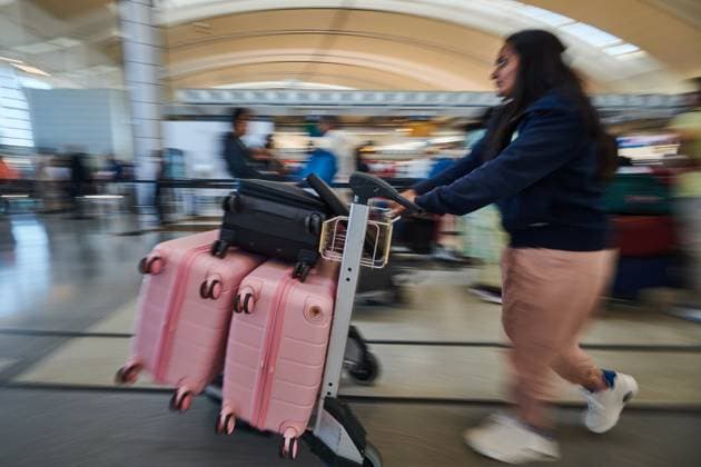 August 18, 2025, Toronto, On, Canada: Travellers pass by the Air Canada departure gates as flight attendants picket at Pearson International Airport in Toronto, on Monday, Aug. 18, 2025. Toronto Canada  - ZUMAc35_ 20250818_zaf_c35_037 Copyright: xSammyxKoganx
