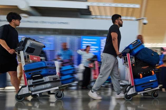 August 18, 2025, Toronto, On, Canada: Travellers pass by the Air Canada departure gates as flight attendants picket at Pearson International Airport in Toronto, on Monday, Aug. 18, 2025. Toronto Canada  - ZUMAc35_ 20250818_zaf_c35_039 Copyright: xSammyxKoganx