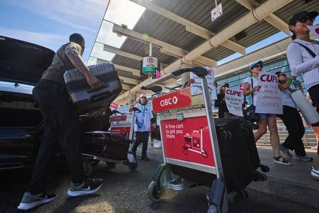 August 18, 2025, Toronto, On, Canada: Travellers pass Air Canada flight attendants on strike at Pearson International Airport in Toronto, on Monday, Aug. 18, 2025. Toronto Canada  - ZUMAc35_ 20250818_zaf_c35_041 Copyright: xSammyxKoganx