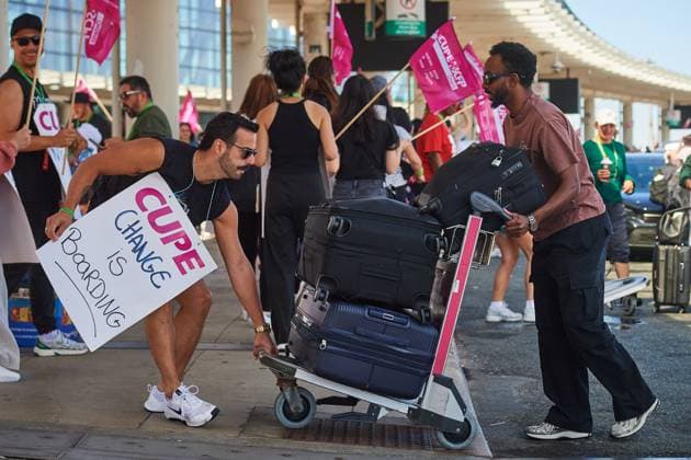 August 18, 2025, Toronto, On, Canada: Travellers pass Air Canada flight attendants on strike at Pearson International Airport in Toronto, on Monday, Aug. 18, 2025. Toronto Canada  - ZUMAc35_ 20250818_zaf_c35_046 Copyright: xSammyxKoganx
