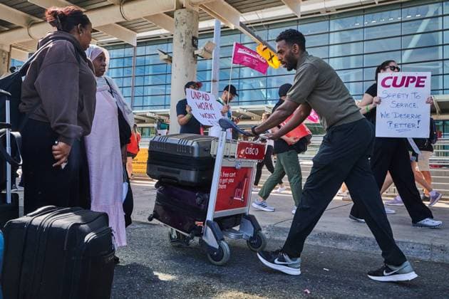 August 18, 2025, Toronto, On, Canada: Travellers pass Air Canada flight attendants on strike at Pearson International Airport in Toronto, on Monday, Aug. 18, 2025. Toronto Canada  - ZUMAc35_ 20250818_zaf_c35_042 Copyright: xSammyxKoganx