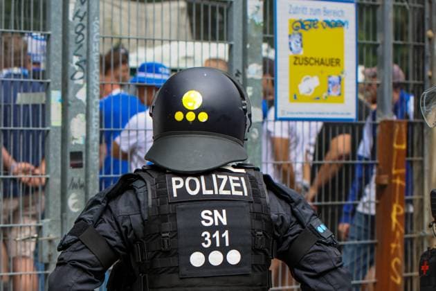 Leipzig Hochsicherheitsspiel - Polizei sichert Pokalduell zwischen 1. FC Lok Leipzig und Schalke 04 ab 17.08.2025 gegen 15:30 Leipzig, Bruno-Plache-Stadion Fotograf: EHL Media Schon Stunden vor dem Anpfiff des Pokalspiels zwischen dem 1. FC Lokomotive Leipzig und dem FC Schalke 04 herrschte am Sonntag rund um das Bruno-Plache-Stadion Hochbetrieb. Die Polizei war mit einem Großaufgebot im Einsatz, da die Partie als Kategorie-1-Spiel eingestuft wurde, also als Begegnung mit höchstem Sicherheitsrisiko. Im Eingangsbereich der Gästefans aus Gelsenkirchen kam es zu besonders intensiven Kontrollen. Beamte mit Helmen führten Durchsuchungen nach Pyrotechnik und verbotenen Gegenständen durch. Mehrere Wasserwerfer standen bereit, zusätzlich k Copyright: xEHLxMediax 20250817_Leipzig-Pokalspiel-LOK-S04_2