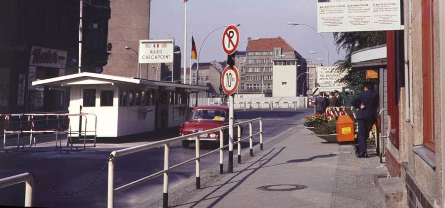 Berlin GER, 20200101, Aufnahme Berlin,19760524, Mauerverlauf, Ansicht vom Westteil der Stadt, Grenzübergang Checkpoint Charlie *** Berlin GER, 20200101, photo Berlin,19760524, course of the Wall, view of the western part of the city, Checkpoint Charlie border crossing