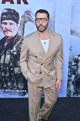 August 18, 2025, Los Angeles, Ca, USA: LOS ANGELES - AUG 18: Jeremy Piven at Primative War Premiere at the Hollywood American Legion on August 18, 2025 in Los Angeles, CA Los Angeles USA - ZUMAnc22 20250818_zaa_nc22_140 Copyright: xKathyxHutchinsx