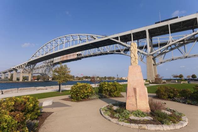 Die Bluewater Bridge überspannt den St. Clair River und verbindet die Grenzstädte Sarnia, Kanada, und Port Huron, USA, in Sarnia, Ontario, Nordamerika The Bluewater Bridge spans the St. Clair River, connecting the border towns of Sarnia, Canada and Port Huron, USA., in Sarnia, Ontario, Canada, North America Copyright: imageBROKER MarkxSpowart ibxmsp14664521.jpg