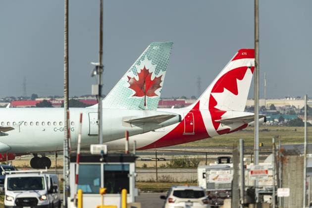 Zwei Flugzeuge von Air Canada stehen auf der Rollbahn des Toronto Pearson International Airport am 15. August 2025 in Mississauga, Ontario, Kanada, Nordamerika Two Air Canada planes sit on the tarmac at Toronto Pearson International Airport on August 15, 2025 in Mississauga, Ontario, Canada, North America Copyright: imageBROKER MarkxSpowart iblmsp14655048.jpg