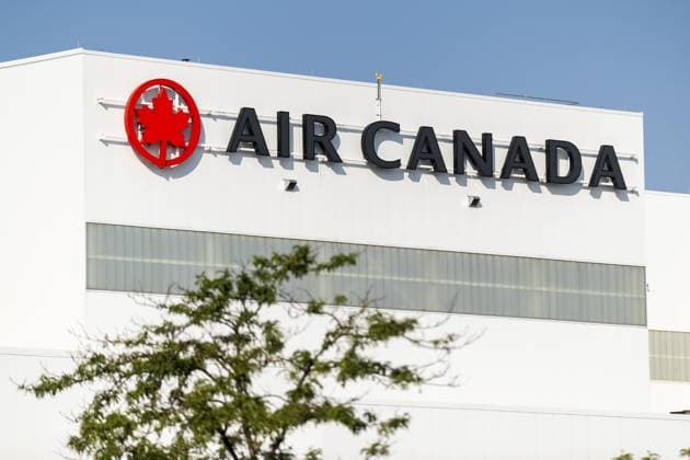 Ein Verwaltungs und Wartungsgebäude von Air Canada am internationalen Flughafen Toronto Pearson in Mississauga, Ontario, Kanada, Nordamerika An Air Canada administrative and maintenance building at Toronto Pearson International Airport in Mississauga, Ontario, Canada, North America Copyright: imageBROKER MarkxSpowart iblmsp14655054.jpg