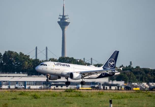 Flughafen Düsseldorf, DUS, Lufthansa Cityline, Airbus, bei der Landung, Skyline Düsseldorf, Rheinturm, Theodor-Heuss-Brücke, NRW, Deutschland Flughafen DUS *** Düsseldorf Airport, DUS, Lufthansa Cityline, Airbus, on landing, Düsseldorf skyline, Rhine Tower, Theodor Heuss Bridge, NRW, Germany DUS Airport