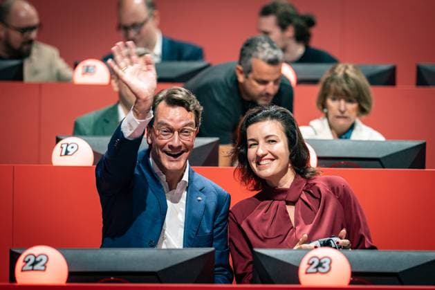 Bundesministerin für Forschung, Technologie und Raumfahrt, Dorothee Bär, spielt gemeinsam mit Hendrik Wüst, Ministerpräsident von NRW, Nintendo Mario Kart World auf der Spielekonsole Nintendo Switch 2;Gamescom 2025 in Köln nach Eigenaussage weltgrößte Messe für Computer- und Videospiele, gemessen an Ausstellungsfläche und Besucheranzahl, Köln Nordrhein-Westfalen Deutschland Messegelände *** Federal Minister of Research, Technology and Space, Dorothee Bär, plays Nintendo Mario Kart World on the Nintendo Switch 2 games console together with Hendrik Wüst, Minister President of North Rhine-Westphalia Gamescom 2025 in Cologne is the worlds largest trade fair for computer and video games in terms of exhibition space and visitor num