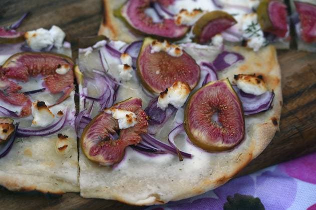 Flammkuchen mit frischen Feigen, Zwiebeln und Ziegenkäse auf einem Holzbrett serviert, Baden-Württemberg, Deutschland Tarte flambée with fresh figs, onions and goat s cheese served on a wooden board, Baden-Württemberg, Germany Copyright: imageBROKER HelmutxMeyerxzurxCap ibxmzc14676008.jpg