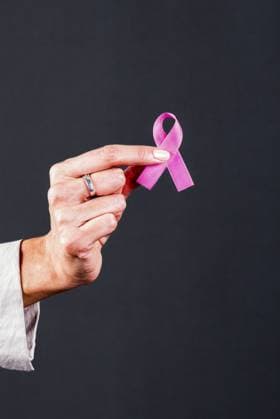 Die Hand einer Frau hält eine rosa Schleife. Symbol für das Bewusstsein für BrustkrebsFrauenhand, die eine rosa Schleife hält. Symbol für das Bewusstsein für Brustkrebs Woman s hand holding a pink ribbon. Symbol of Breast Cancer awarenessWoman s hand holding a pink ribbon. Symbol of Breast Cancer awareness Copyright: imageBROKER ValeriaxVenezia ibxvve14653611.jpg