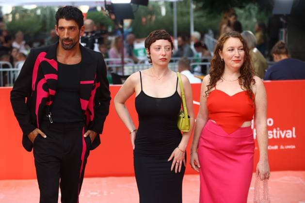 Sarajevo, Bosnia and Herzegovina, 200825. Croatian actor Slavko Sobin and director Thea Gajic with the crew of the film Surviving Earth on the red carpet of 31st Sarajevo Film Festival, 6th day. Photo: Antonio Balic CROPIX Copyright: xxAntonioxBalicx xCROPIXx sff_sesti_dan38-200825