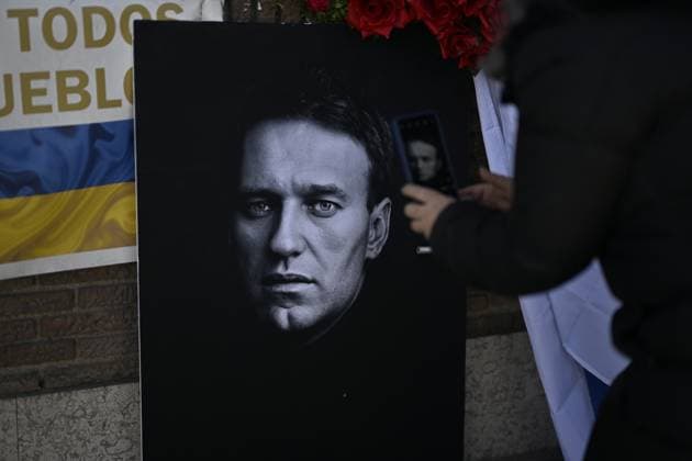 Commemoration for Russian opposition leader Alexei Navalny in Madrid MADRID, SPAIN - MARCH 03: Supporters of the late Russian opposition leader Alexei Navalny leave flowers around Navalny s monument in front of the Embassy of the Russian Federation in Madrid, Spain on March 03, 2024. Alexi Navalny was an advocate against corruption in Russia, and against President Vladimir Putin. Navalny was hospitalized in 2020 for poisoning and treat in Germany. In 2022 he was jailed for nine years after a trial for embezzlement which was condemned by Amnesty International. Madrid Spain. Editorial use only. Please get in touch for any other usage.  Copyright: x2025xAnadoluxBurakxAkbulutx