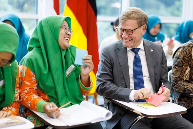 Johann Wadephul (CDU), Bundesaussenminister, besucht die staatlichen Fachhochschule fuer Gesundheitsberufe. Jakarta, 21.08.2025. Fotografiert im Auftrag des Auswaertigen Amtes Jakarta Indonesien *** Johann Wadephul CDU , Federal Foreign Minister, visits the State University of Health Professions Jakarta, 21 08 2025 Photographed on behalf of the Foreign Office Jakarta Indonesia Copyright: xThomasxImo AAx