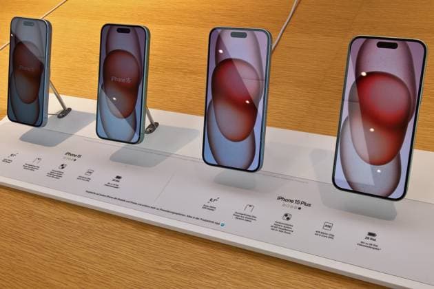 Als Apple-Mitgründer Steve Jobs Anfang 2007 das erste iPhone vorstellte, setzte er einen technischen Umbruch in Gang. Wenige Tasten, dafür allerdings ein grosser Touchscreen. Foto: Apple iPhone 15 und 15 Plus Smartphone *** When Apple co-founder Steve Jobs introduced the first iPhone in early 2007, he set a technological revolution in motion Few buttons, but a large touchscreen Photo Apple iPhone 15 and 15 Plus smartphone