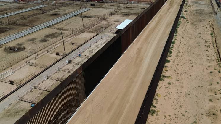 Construction of the new border wall between Santa Teresa and Ciudad Juarez CIUDAD JUAREZ , MEXICO - AUGUST 21: An aerial view of the new border wall, built nearly 400 meters between Santa Teresa and Ciudad Juarez, began to be painted black on the orders of President Donald Trump, in Ciudad Juarez, Mexico on 21 August, 2025. The Republican s goal is to make climbing the wall more difficult for migrants seeking to cross the border, and When something is painted black, it gets hotter, said Secretary of Homeland Security Kristi Noem during her visit to the area where she herself began painting part of the steel bars. The 9.14-meter (30-foot) high wall, which began construction on July 15 between the Mexican and U.S. Cattle Unions, functions a  Copyright: x2025xAnadoluxChristianxTorresx