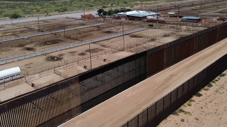 Construction of the new border wall between Santa Teresa and Ciudad Juarez CIUDAD JUAREZ , MEXICO - AUGUST 21: An aerial view of the new border wall, built nearly 400 meters between Santa Teresa and Ciudad Juarez, began to be painted black on the orders of President Donald Trump, in Ciudad Juarez, Mexico on 21 August, 2025. The Republican s goal is to make climbing the wall more difficult for migrants seeking to cross the border, and When something is painted black, it gets hotter, said Secretary of Homeland Security Kristi Noem during her visit to the area where she herself began painting part of the steel bars. The 9.14-meter (30-foot) high wall, which began construction on July 15 between the Mexican and U.S. Cattle Unions, functions a  Copyright: x2025xAnadoluxChristianxTorresx