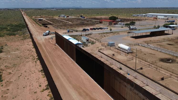 Construction of the new border wall between Santa Teresa and Ciudad Juarez CIUDAD JUAREZ , MEXICO - AUGUST 21: An aerial view of the new border wall, built nearly 400 meters between Santa Teresa and Ciudad Juarez, began to be painted black on the orders of President Donald Trump, in Ciudad Juarez, Mexico on 21 August, 2025. The Republican s goal is to make climbing the wall more difficult for migrants seeking to cross the border, and When something is painted black, it gets hotter, said Secretary of Homeland Security Kristi Noem during her visit to the area where she herself began painting part of the steel bars. The 9.14-meter (30-foot) high wall, which began construction on July 15 between the Mexican and U.S. Cattle Unions, functions a  Copyright: x2025xAnadoluxChristianxTorresx