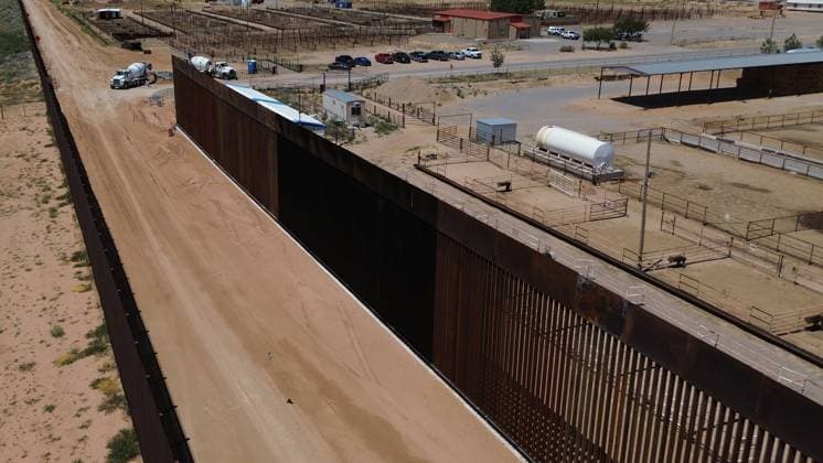 Construction of the new border wall between Santa Teresa and Ciudad Juarez CIUDAD JUAREZ , MEXICO - AUGUST 21: An aerial view of the new border wall, built nearly 400 meters between Santa Teresa and Ciudad Juarez, began to be painted black on the orders of President Donald Trump, in Ciudad Juarez, Mexico on 21 August, 2025. The Republican s goal is to make climbing the wall more difficult for migrants seeking to cross the border, and When something is painted black, it gets hotter, said Secretary of Homeland Security Kristi Noem during her visit to the area where she herself began painting part of the steel bars. The 9.14-meter (30-foot) high wall, which began construction on July 15 between the Mexican and U.S. Cattle Unions, functions a  Copyright: x2025xAnadoluxChristianxTorresx
