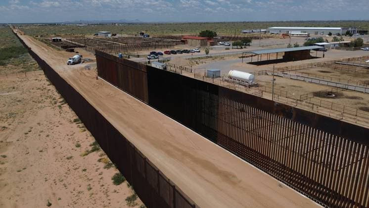 Construction of the new border wall between Santa Teresa and Ciudad Juarez CIUDAD JUAREZ , MEXICO - AUGUST 21: An aerial view of the new border wall, built nearly 400 meters between Santa Teresa and Ciudad Juarez, began to be painted black on the orders of President Donald Trump, in Ciudad Juarez, Mexico on 21 August, 2025. The Republican s goal is to make climbing the wall more difficult for migrants seeking to cross the border, and When something is painted black, it gets hotter, said Secretary of Homeland Security Kristi Noem during her visit to the area where she herself began painting part of the steel bars. The 9.14-meter (30-foot) high wall, which began construction on July 15 between the Mexican and U.S. Cattle Unions, functions a  Copyright: x2025xAnadoluxChristianxTorresx