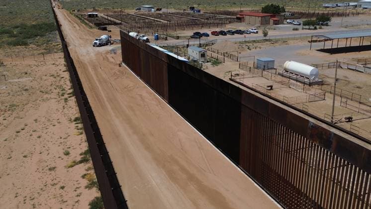 Construction of the new border wall between Santa Teresa and Ciudad Juarez CIUDAD JUAREZ , MEXICO - AUGUST 21: An aerial view of the new border wall, built nearly 400 meters between Santa Teresa and Ciudad Juarez, began to be painted black on the orders of President Donald Trump, in Ciudad Juarez, Mexico on 21 August, 2025. The Republican s goal is to make climbing the wall more difficult for migrants seeking to cross the border, and When something is painted black, it gets hotter, said Secretary of Homeland Security Kristi Noem during her visit to the area where she herself began painting part of the steel bars. The 9.14-meter (30-foot) high wall, which began construction on July 15 between the Mexican and U.S. Cattle Unions, functions a  Copyright: x2025xAnadoluxChristianxTorresx