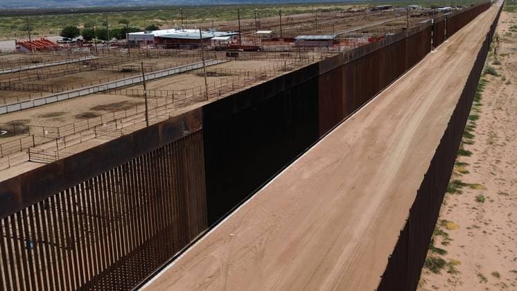 Construction of the new border wall between Santa Teresa and Ciudad Juarez CIUDAD JUAREZ , MEXICO - AUGUST 21: An aerial view of the new border wall, built nearly 400 meters between Santa Teresa and Ciudad Juarez, began to be painted black on the orders of President Donald Trump, in Ciudad Juarez, Mexico on 21 August, 2025. The Republican s goal is to make climbing the wall more difficult for migrants seeking to cross the border, and When something is painted black, it gets hotter, said Secretary of Homeland Security Kristi Noem during her visit to the area where she herself began painting part of the steel bars. The 9.14-meter (30-foot) high wall, which began construction on July 15 between the Mexican and U.S. Cattle Unions, functions a  Copyright: x2025xAnadoluxChristianxTorresx