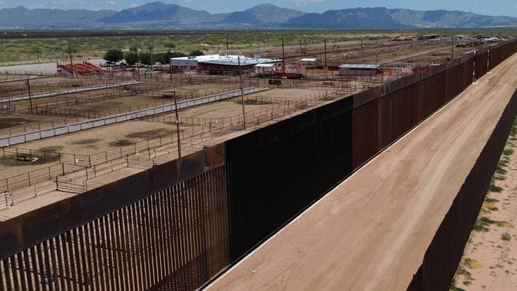 Construction of the new border wall between Santa Teresa and Ciudad Juarez CIUDAD JUAREZ , MEXICO - AUGUST 21: An aerial view of the new border wall, built nearly 400 meters between Santa Teresa and Ciudad Juarez, began to be painted black on the orders of President Donald Trump, in Ciudad Juarez, Mexico on 21 August, 2025. The Republican s goal is to make climbing the wall more difficult for migrants seeking to cross the border, and When something is painted black, it gets hotter, said Secretary of Homeland Security Kristi Noem during her visit to the area where she herself began painting part of the steel bars. The 9.14-meter (30-foot) high wall, which began construction on July 15 between the Mexican and U.S. Cattle Unions, functions a  Copyright: x2025xAnadoluxChristianxTorresx