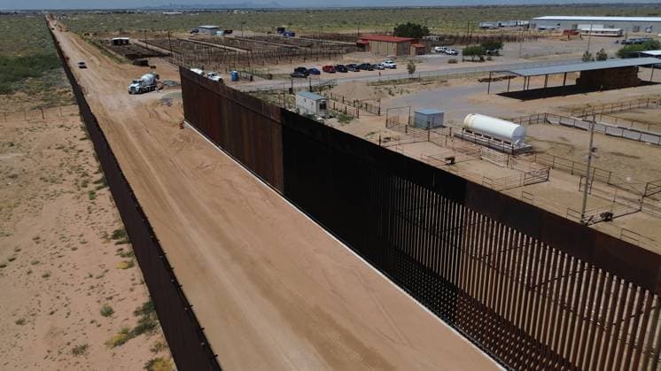 Construction of the new border wall between Santa Teresa and Ciudad Juarez CIUDAD JUAREZ , MEXICO - AUGUST 21: An aerial view of the new border wall, built nearly 400 meters between Santa Teresa and Ciudad Juarez, began to be painted black on the orders of President Donald Trump, in Ciudad Juarez, Mexico on 21 August, 2025. The Republican s goal is to make climbing the wall more difficult for migrants seeking to cross the border, and When something is painted black, it gets hotter, said Secretary of Homeland Security Kristi Noem during her visit to the area where she herself began painting part of the steel bars. The 9.14-meter (30-foot) high wall, which began construction on July 15 between the Mexican and U.S. Cattle Unions, functions a  Copyright: x2025xAnadoluxChristianxTorresx