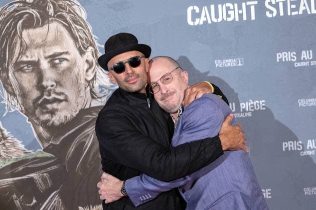 Caught Stealing Premiere - Paris AJ French artist JR and US film director Darren Aronofsky poses during the premiere of the Caught Stealing (Pris au piege) movie at the Max Linder movie theater cinema in Paris on August 21, 2025. Photo by Alexis Jumeau ABACAPRESS.COM Paris France  Copyright: xJumeauxAlexis ABACAx