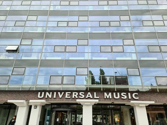 Berlin, Deutschland - 03. Oktober 2022: Das Gebäude des Plattenlabels Universal Music in Berlin. Berlin, Germany - 03. October 2022: The building of the Universal Music record label in Berlin (License=RM) Copyright: xZoonar.com MichaelxPiepgrasx 23854971