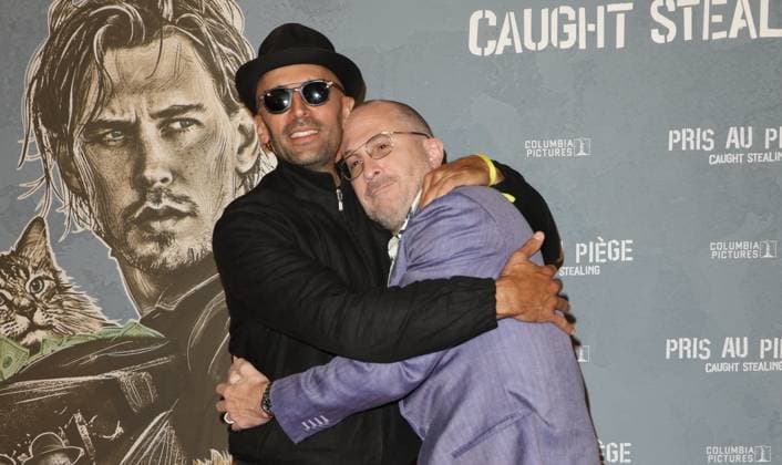JR et Darren Aronofsky Photocall for the film Pris au piège Caught Stealing at the Max Linder cinema in Paris on august 21st 2025 Coadic Guirec Bestimage Photocall for the film Pris au piège Caught Stealing at the Max Linder cinema in Paris on august 21st 2025 Paris France  Copyright: xCOADICxGUIRECx xBESTIMAGExCOADICxGUIRECx xBESTIMAGEx