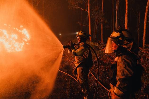 Forest Fire in Spain OIA, PONTEVEDRA, GALICIA, SPAIN - AUGUST 22: Members of the XVII and XVIII Galician forest firefighting brigades work through the night to control a wildfire in Oia, Pontevedra, Galicia, Spain on August 22, 2025. Crews are seen creating firebreaks, extinguishing flames with water, and using bulldozers to combat the blaze. Pedro Pascual Anadolu Galicia Spain. Editorial use only. Please get in touch for any other usage.  Copyright: x2025xAnadoluxPedroxPascualx