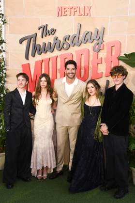 Tom Ellis with companion at the premiere of the Netflix movie The Thursday Murder Club at Cineworld Leicester Square London, 21 08 2025 Foto:xS.xVasx xFuturexImagex thursday_5855