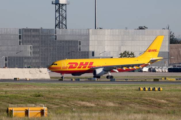 ARCHIVFOTO: DHL schraenkt (schränkt) wegen neuer Zollvorschriften den Paketversand in die USA ein. Ein Flugzeug der Fluggesellschaft DHL (European Air Transport - EAT), Airbus A300F4-622R(F), Kennung D-AEAE rollt zum Start auf dem Flughafen Frankfurt a.M. Flughafen Frankfurt a.M. am 05.09.2023 in Frankfurt a.M. Deutschland. *** ARCHIVE PHOTO DHL restricts parcel shipping to the USA due to new customs regulations An airplane of the airline DHL European Air Transport EAT , Airbus A300F4 622R F , registration D AEAE taxis for take-off at Frankfurt a M Airport Frankfurt a M Airport on 05 09 2023 in Frankfurt a M Germany