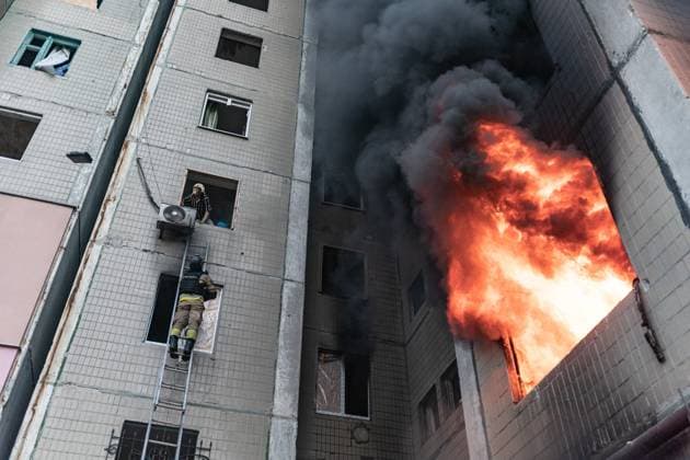 Aftermath of Russian attack on Kostiantynivka KOSTIANTYNIVKA, UKRAINE - AUGUST 22: Ukrainian firefighters work to extinguish a blaze in a residential building after Russian shelling hit the city of Kostiantynivka, Ukraine, on August 22, 2025. Diego Herrera Carcedo Anadolu Kostiantynivka Ukraine. Editorial use only. Please get in touch for any other usage.  Copyright: x2025xAnadoluxDiegoxHerreraxCarcedox
