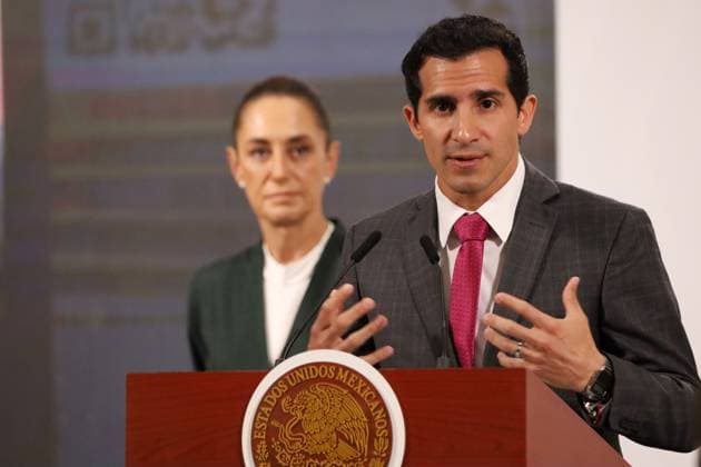 MexicoÃ¢â‚¬â ¢s President Claudia Sheinbaum Pardo is seen behind while Director of the National Commission for Physical Culture and Sport (CONADE), Rommel Pacheco speaks during a press conference about the Mexico Imparable Half Marathon a series of races in four destinations at the National Palace. on August 22, 2025, in Mexico City, Mexico. Mexico City Mexico - ZUMAe321 20250822_zia_e321_001 Copyright: xLuisxBarronx