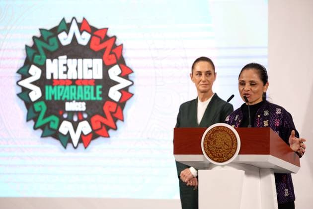 MexicoÃ¢â‚¬â ¢s President Claudia Sheinbaum Pardo is seen behind while marathon runner Mirna De la Cruz Alvarez speaks during a press conference about the Mexico Imparable Half Marathon a series of races in four destinations at the National Palace. on August 22, 2025, in Mexico City, Mexico. Mexico City Mexico - ZUMAe321 20250822_zia_e321_007 Copyright: xLuisxBarronx